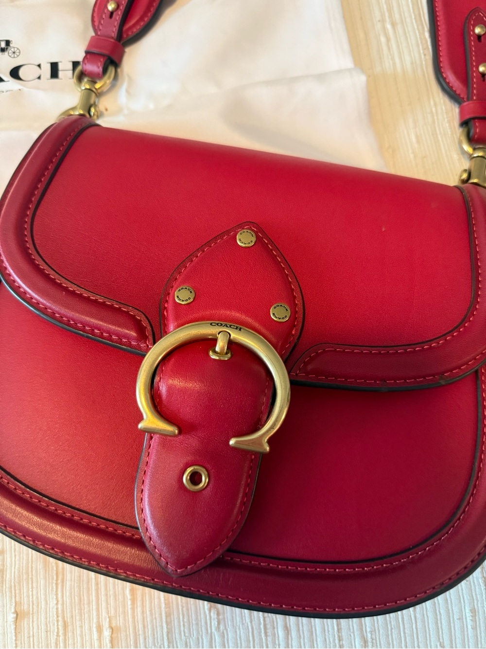 Coach Beat Saddle Bag in Red Leather with interchangeable strap - Picture 4 of 9